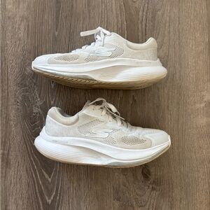 Sketchers Women’s Max Cushion Shoes (US 6)